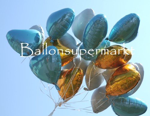Herzballons aus Folie steigen in den Himmel auf