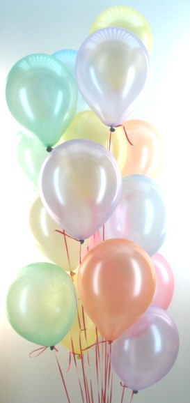 Ballons in Perlmuttfarben in einer Traube