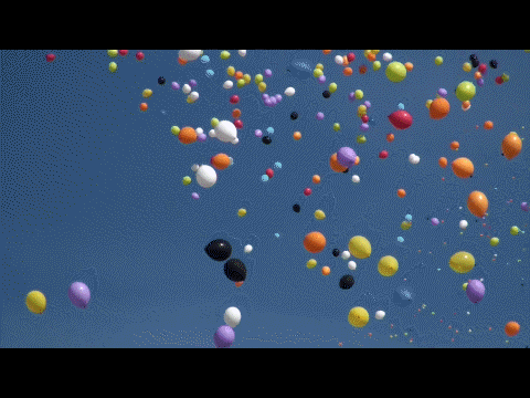5000 Luftballons schweben mit Helium am Horizont. Eine Aktion vom Ballonsupermarkt