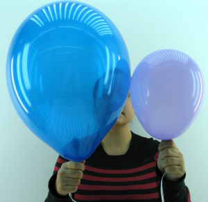 Ein 22 cm Luftballon und ein 30 cm Luftballon im direkten Vergleich