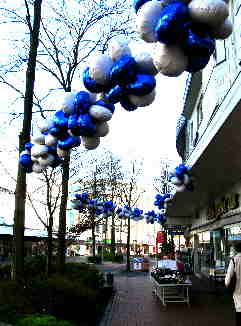 Ballondekorationen: Ballondekoration-Aktion-Werbung-Kaufhaus-TerVeen-Girlanden-Folienballons