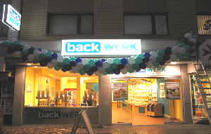 Luftballondekoration Backwerk, Luftballons dekoriert zur Eröffnung einer neuen Filiale