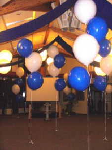 Ballondekoration-mit-Riesenballons-Festhalle-Hallendekoration-mit-riesigen-Ballons
