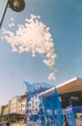 Ballonflug-Wettbewerb, Ballons mit Helium steigen lassen