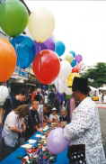 Ballons Verteilaktion, Wettbewerb mit Ballons und Helium