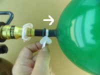 Beschreibung 5, Fix-Patentverschluss-Ballonband, Schlaufe auf Ballonhals legen