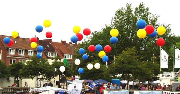 Riesenballons-schweben-mit-Helium-als-Werbeballons-auf-einer-Veranstaltung