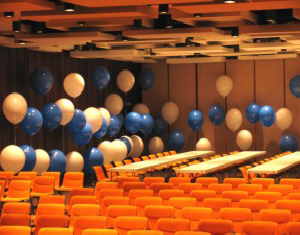 Riesenballons-Feier-Festsaal, Saaldekoration-mit-Riesenballons