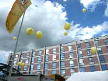 Werbung-mit-Riesenballons-bedruckte-riesige-Ballons-auf dem-Stadtfest