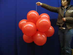 Partydekoration mit Luftballons Ballonkugeln dekorieren