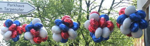 Ballondekoration mit Folienballons in Ballontrauben
