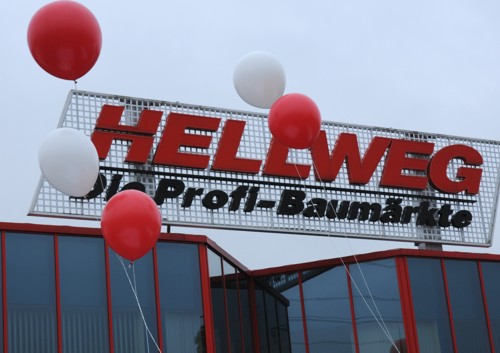 Riesenballons Werbeaktion bei Hellweg