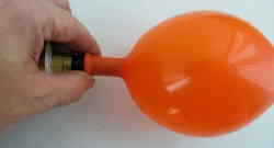 Luftballon mit Helium aufblasen