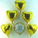 Luftballons-zur-Goldenen-Hochzeit-Bouquets-aus-Herzballons-in-Goldfarben