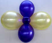 Luftballons Blume, Dekoration-aus-Ballons-Ballonblume-mit-30-cm-Ballons-und-dem-12-cm-Luftballons-in-der-Farbe-Blau-Weiss