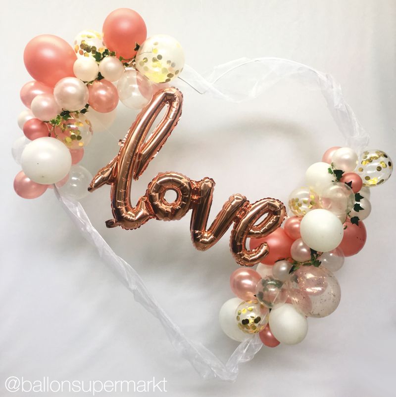 Ballondeko mit Schriftzug Love aus Folienballons