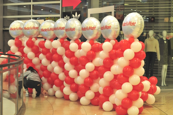 ballondekoration-zur-eroeffnung-mit-bedruckten-grossen-folienballons-und-latexballon-spiralen