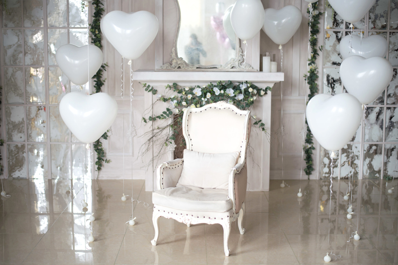 Ballondekoration Hochzeit weiße Herzluftballons