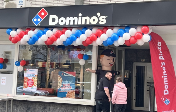 ballonspirale-zur-werbeaktion-der-Pizzeria-Dominos