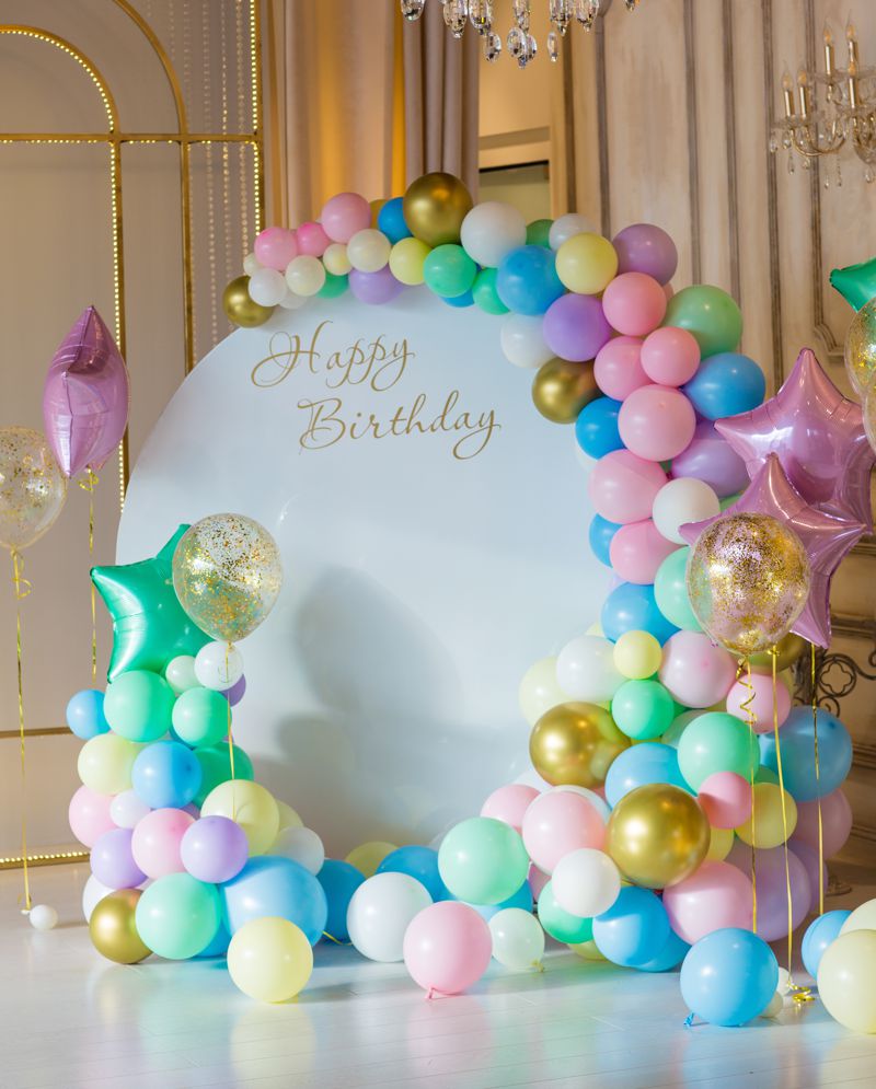 Girlandendeko aus Luftballons zum Geburtstag