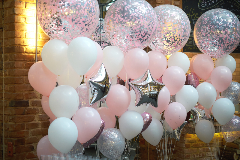 Große Konfettiballons mit weißen Latexballons und silbernen Sternballons