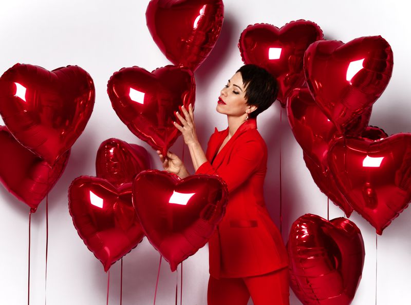 Heliumballons, rote Herzen aus Folie