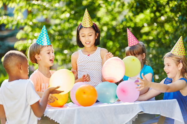 kindergeburtstag mit luftballons