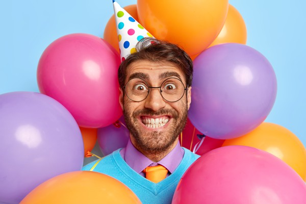 Kunde hat im Ballonsupermarkt günstige Luftballons gekauft