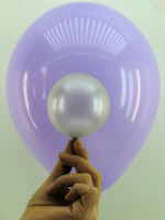 Luftballon mit 25 cm Umfang vor einem Luftballon mit 25 cm Durchmesser